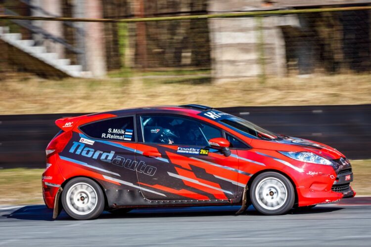 Noored võistlesid Bikerniekil kevadise crosskartide rallisprindi raames. Foto: Pille Russi