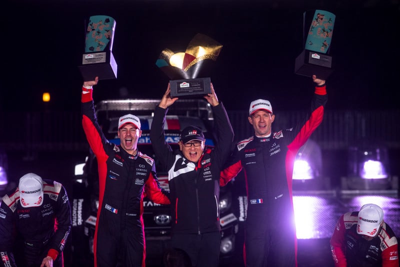 Sebastien Ogier, Vincent Landais ja Akio Toyoda Jaapani MM-ralli võitu tähistamas 2025, Foto: Jaanus Ree / Red Bull Content Pool