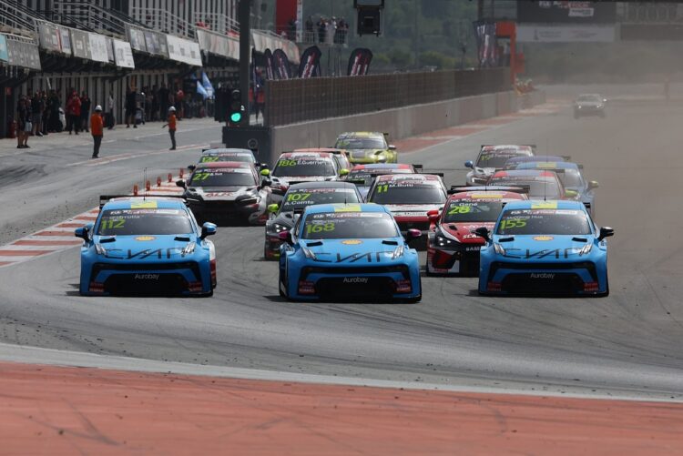 Link & Co 03 autod esireas TCR World Touri võidusõidu (foto wsc/fastclick)