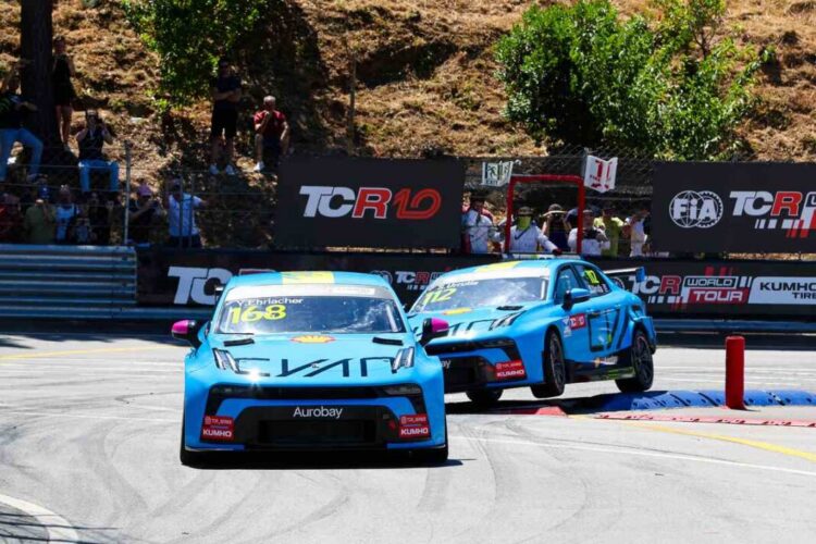 Rahvusvaheline Autoliit (FIA) valmistub sel reedel avalikustama autoralli MM-sarja (WRC) uut promootorit ja tuleviku tehnilisi reegleid, kuid kulisside taga räägitakse üha valjemini M-Spordi ja Fordi pikaajalise liidu võimalikust lõpust. Itaalia väljaande TuttoRally andmetel vaatab Briti meeskond 2027. aasta reeglite valguses uue partnerina Hiina autotootja Lynk & Co poole. Reedel toimuva FIA maailmanõukogu istungi järel peaks selguma sarja uus promootor – favoriidiks peetakse investorite gruppi, mida juhib endine McLareni vormelitiimi spordidirektor Eric Boullier. Koos uue promootoriga oodatakse detailset infot WRC27 tehniliste tingimuste kohta, mis on mõeldud sarja kulude drastiliseks vähendamiseks. Kuuldavasti on uute projektide vastu huvi tundmas kaheksa kuni üheksa tootjat või võistlusautode ehitajat (nagu Prodrive ja Oreca), nende seas ka Malcolm Wilsoni juhitav M-Sport. Fordi fookus on mujal Kuigi M-Sport on ajalooliselt olnud "sinise ovaali" esindustiim, viitavad Suurbritanniast pärinevad signaalid sellele, et Fordi jätkamine uute reeglite ajastul on ebatõenäoline. Ford naaseb 2026. aastal suurejooneliselt vormel-1 sarja Red Bulli mootoripartnerina ning on viimasel ajal investeerinud jõuliselt ralli-raidide programmi, arendades koos M-Spordiga Raptor-seeria pikapeid. Kuna praeguse Fiesta WRC2 homologeering on lõppemas ja WRC-programmi eelarvet on järk-järgult vähendatud, otsib M-Sport aktiivselt alternatiive, et kindlustada meeskonna jätkusuutlikkus. Uus partner Hiinast Itaalia meedia väitel on M-Sport leidnud potentsiaalse uue partneri Lynk & Co näol. Tegemist on Geely ja Volvo ühisettevõttega, mis tähistab 2026. aastal oma kümnendat tegevusaastat. Bränd on ringrajasõidus (WTCR ja TCR World Tour) näidanud fenomenaalset minekut, võites seitsme hooajaga üheksa tiitlit, millest mitmed on toonud prantslane Yann Ehrlacher. Plaanide kohaselt arendaks M-Sport uue WRC27 reeglitele vastava võistlusauto, kuid see hakkaks kandma Lynk & Co välimust ja embleeme. Sarnast "kliendiauto" mudelit kasutas M-Sport varem edukalt Bentleyga GT-sarjas. WRC27 autod peaksid plaanide kohaselt olema neli kuni viis korda odavamad kui praegused Rally1 hübriidid, mis muudaks sarja tootjatele ja eratiimidele taas atraktiivseks. Lynk & Co võimalik liitumine koos Lancia naasmisega (kes toob Monte Carlos starti uue Rally2 auto) oleks sarjale oluline mainevõit ja tagaks M-Spordi meeskonnale kindla tuleviku tippkonkurentsis.