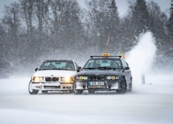 Oliver Randalu (valge auto) võitis hooaja avavõsitluse. Foto: Andre-Rene Jõemaa