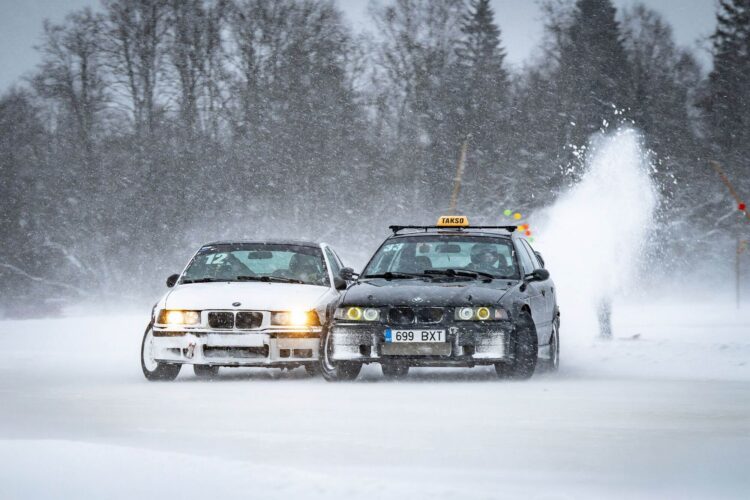 Oliver Randalu (valge auto) võitis hooaja avavõsitluse. Foto: Andre-Rene Jõemaa