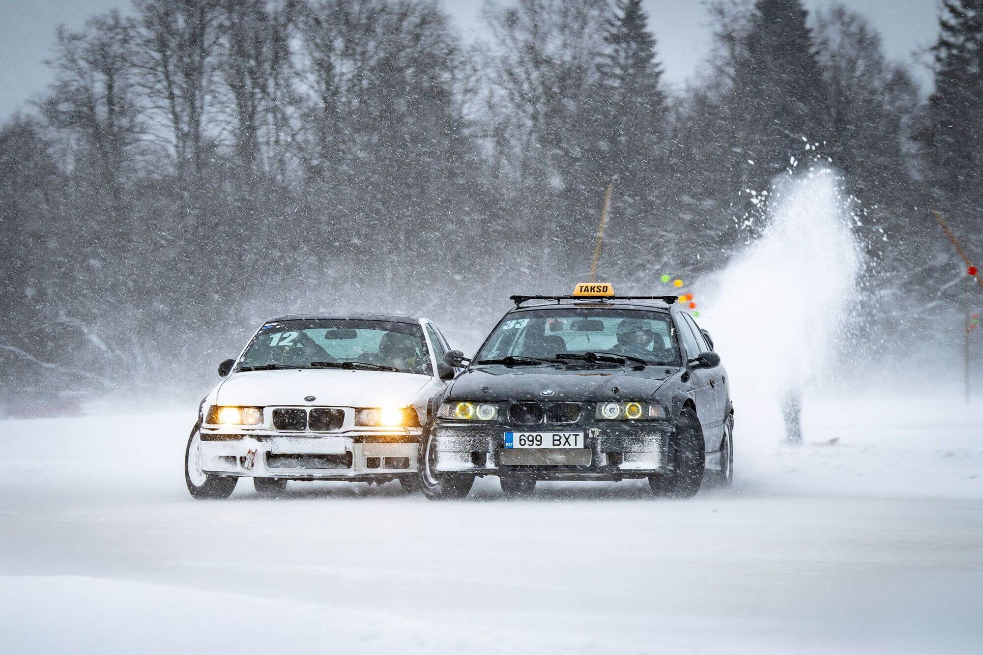 Oliver Randalu (valge auto) võitis hooaja avavõsitluse. Foto: Andre-Rene Jõemaa