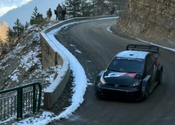 Oliver Solberg testis autot ilma katteta. Kuvatõmmis videost