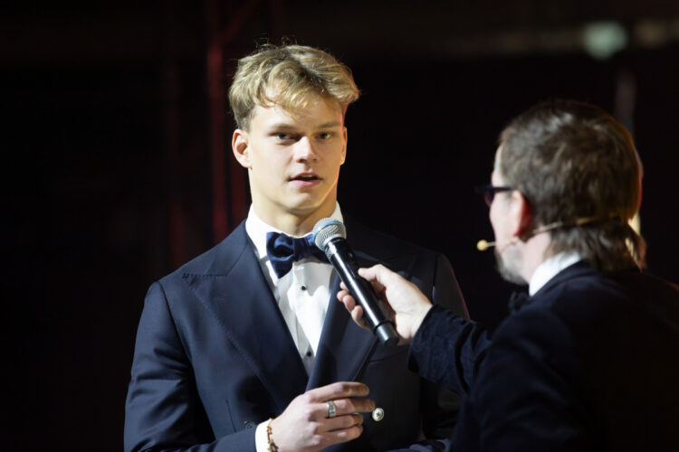 Paul Aron sai enda valdusse Toivo Asmeri nimelise rändkarika parimale noorele vormelisõitjale. Foto: Pille Russi