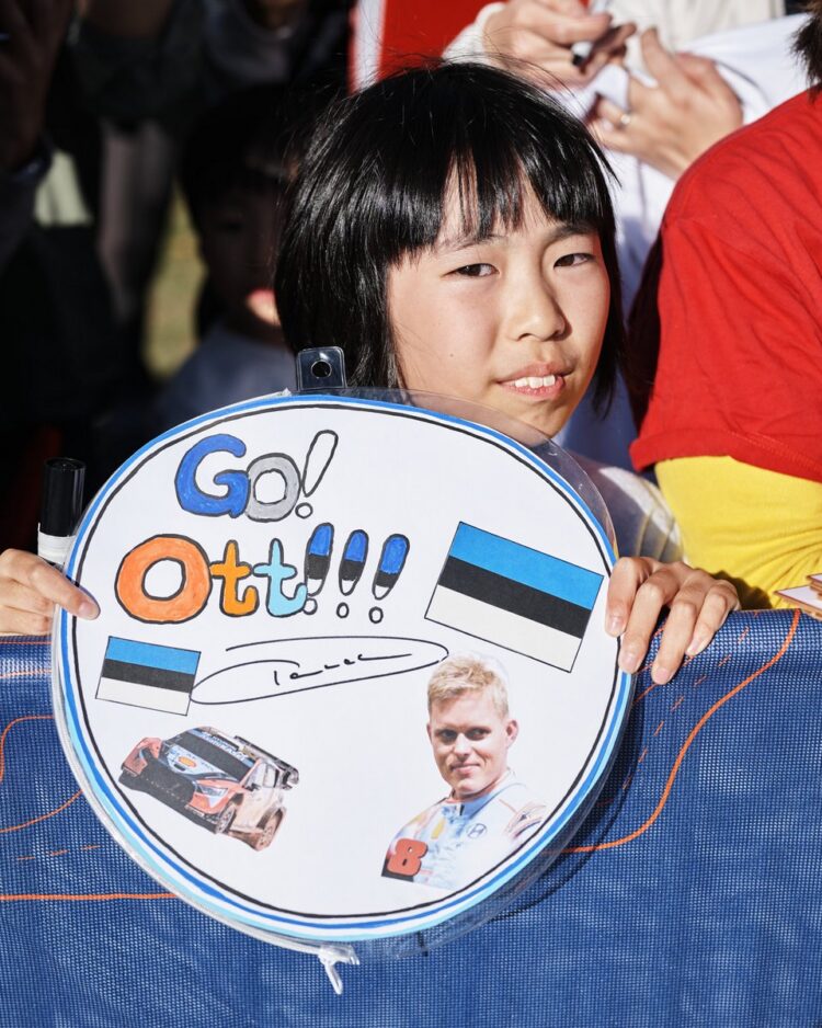 Kohalikud Jaapani rallil Tänakut toetamas, Foto: Vincent Thuillier / Hyundai Motorsport GmbH