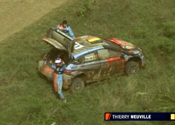 Thierry Neuville peale kolmanda rehvi purunemist. Kuvatõmmis Rally.tv