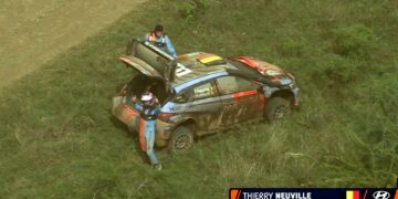 Thierry Neuville peale kolmanda rehvi purunemist. Kuvatõmmis Rally.tv
