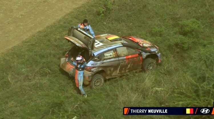 Thierry Neuville peale kolmanda rehvi purunemist. Kuvatõmmis Rally.tv