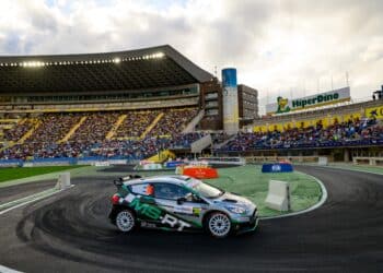 LK9: Publikukatse tõi muudatuse esikolmikus, vigase autoga Armstrong jäi Ogier’le jalgu