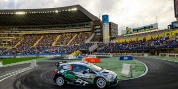 LK9: Publikukatse tõi muudatuse esikolmikus, vigase autoga Armstrong jäi Ogier’le jalgu