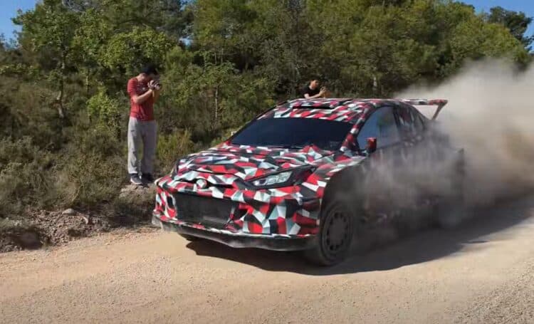 Kuvatõmmis videost, Toyota WRC27