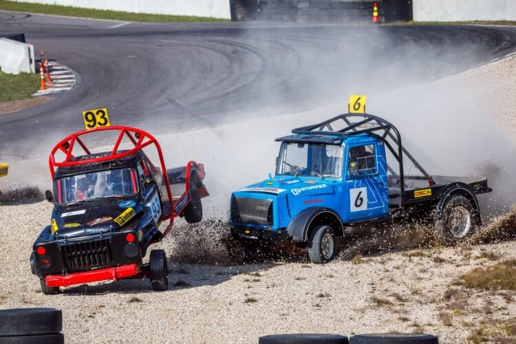 Hilisem võitja Andri Roos (93) ja Tauri Toime lendasid finaali avakurvis rajalt välja. Fotod: Pille Russi