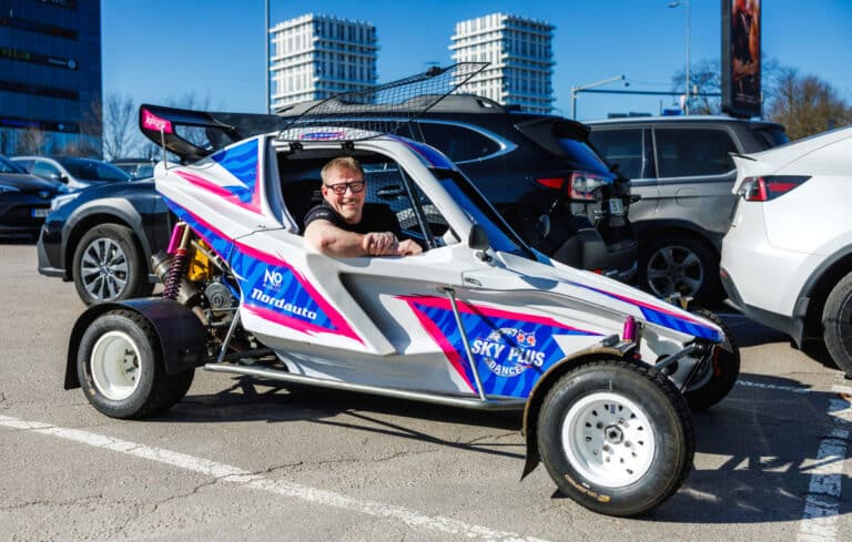 Alari Kivisaar proovib Tallinna Lauluväljakul ralliässa ametit – FOTOD JA VIDEO