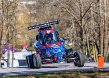 Robert Virves Martin Järveoja crosskardis Lauluväljakul kihutamas. Foto: Alari Jüriöö