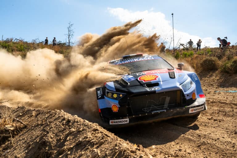 Kreeka ralli: Neuville tõusis Fourmaux’ ees liidriks, Solbergi ja Sesksi tabasid rehvimured