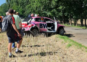 VIDEO: Poola rallil sattus raskesse avariisse ka austerlaste ekipaaž — juht tuli autost välja lõigata