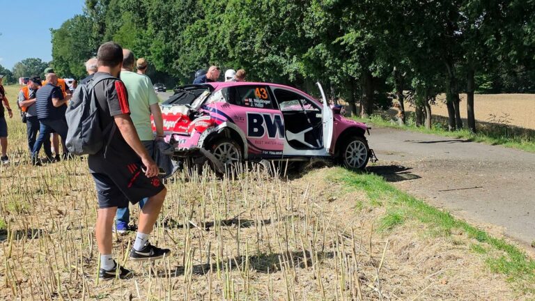 VIDEO: Poola rallil sattus raskesse avariisse ka austerlaste ekipaaž — juht tuli autost välja lõigata