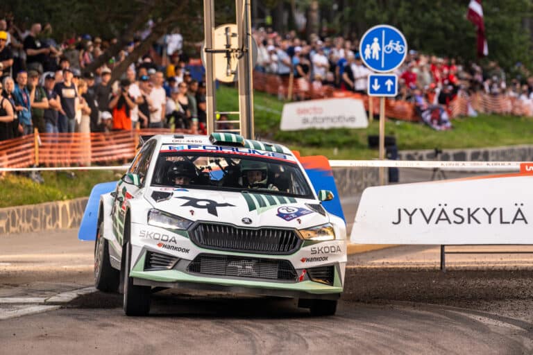 SS3: Robert Virves peab WRC2 arvestuses tasavägist lahingut Korhoneniga, Jon Armstrong sõitis teelt välja