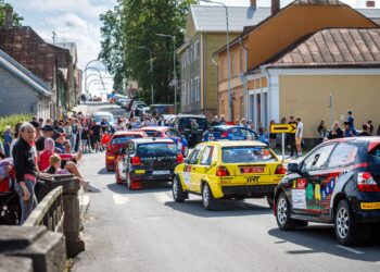 Võistlejad Lõuna-Eesti ralli paraadil. Foto: Pille Russi