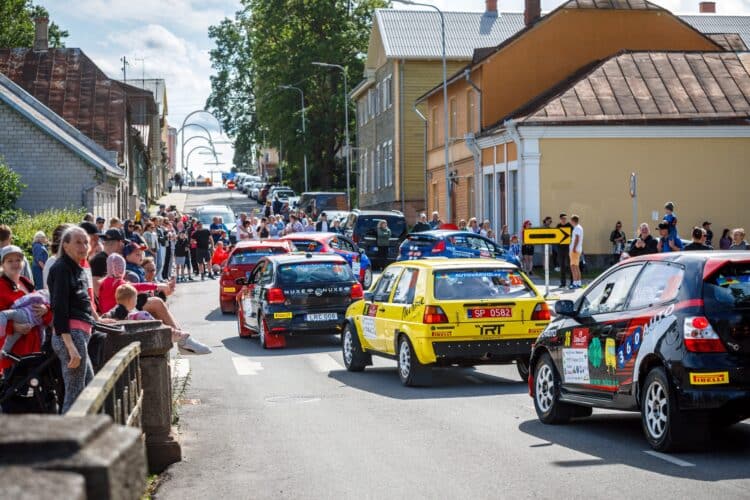 Võistlejad Lõuna-Eesti ralli paraadil. Foto: Pille Russi