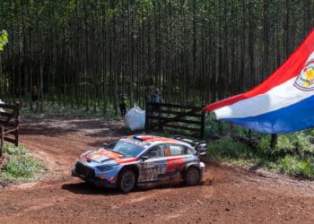 SS13: Adrien Fourmaux alustas Paraguay ralli pärastlõunat katsevõiduga, sõitjad hädas rehvide säästmisega