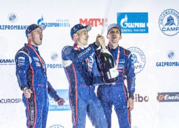 Dmitry Sotnikov, Ruslan Akhmadeev ja Ilgiz Akhmetzianov 2021 aastal võitu tähistamas, Foto: Kin Marcin / Red Bull Content Pool