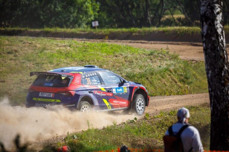 Draama Porvoo rallil: liidrikohta hoidnud Patrick Enok keeras auto üle katuse – VIDEO