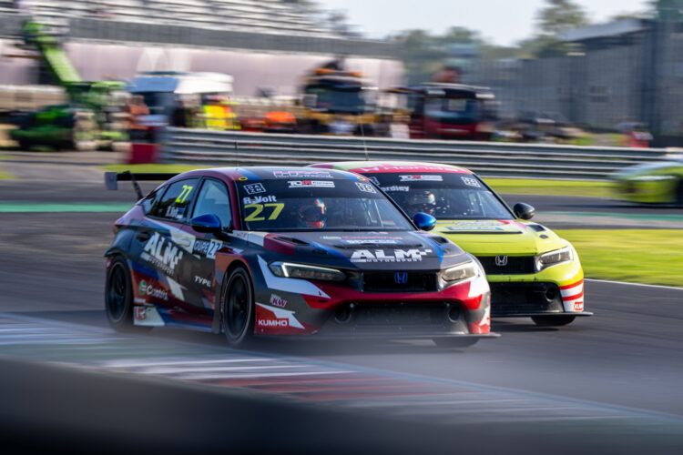Ruben Volt jätkab tiitlikonkurentsis. Foto: TCR Europe