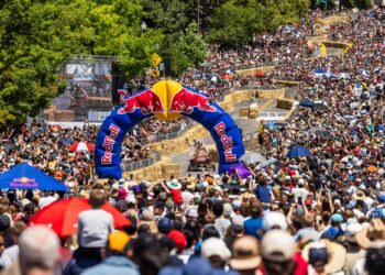 Red Bull Soapbox Race Eesti võistlusrada Tallinna Lauluväljakul lennutab ja raputab
