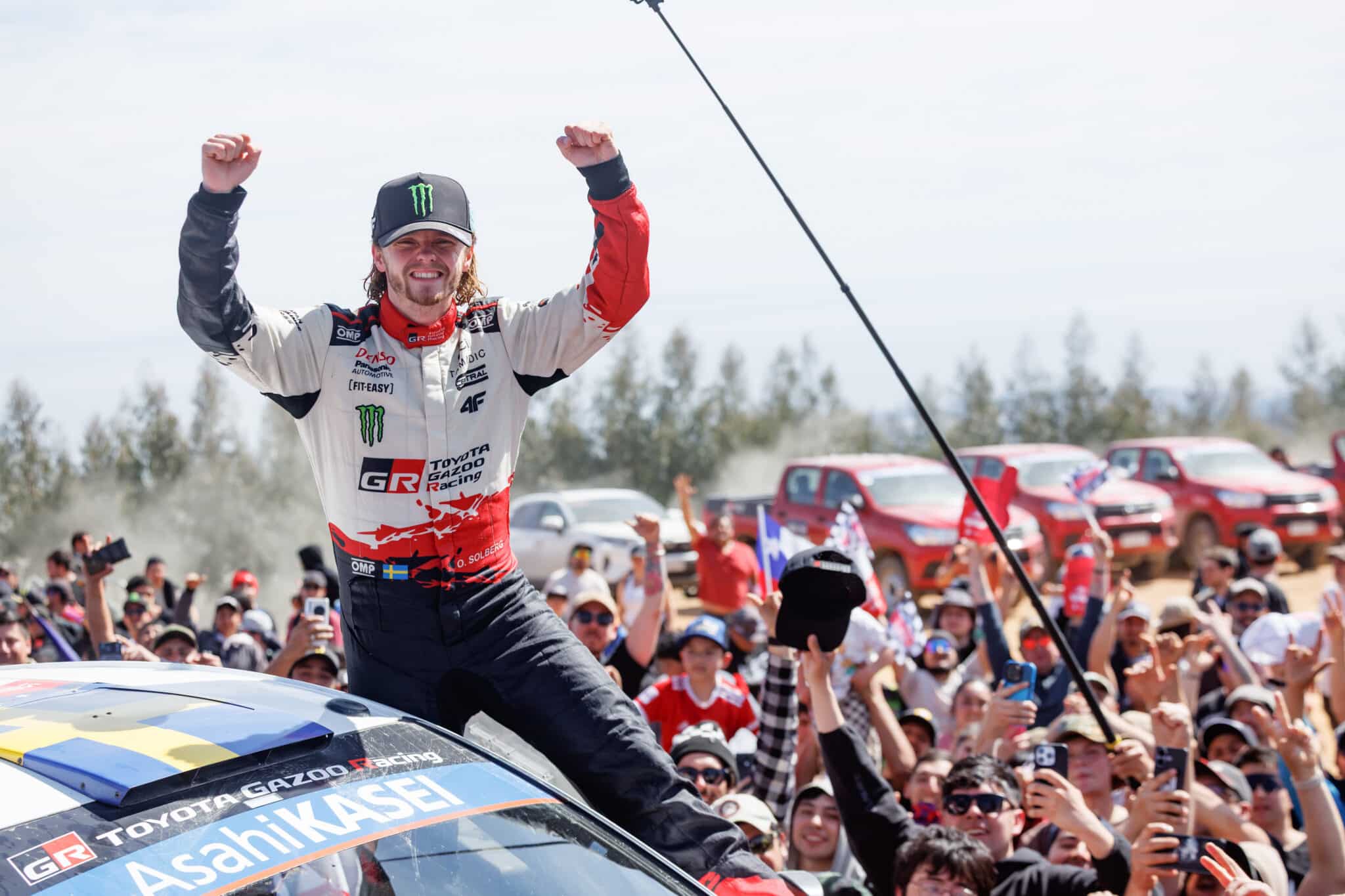 Oliver Solberg Tšiili ralli võitu tähistamas, Foto: TGR WRT / McKlein