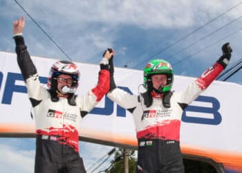 Elfyn Evans ja Scott Martin Jaapani ralli 2026 võitu tähistamas: TGR WRT / McKlein