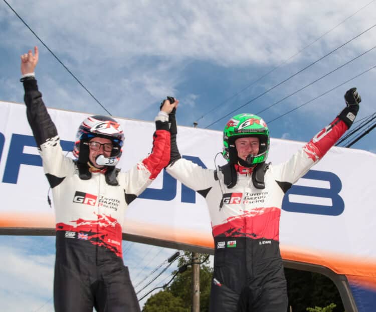 Elfyn Evans ja Scott Martin Jaapani ralli 2026 võitu tähistamas: TGR WRT / McKlein